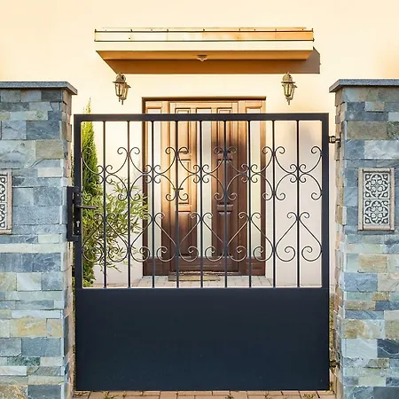 Azur בית הארחה